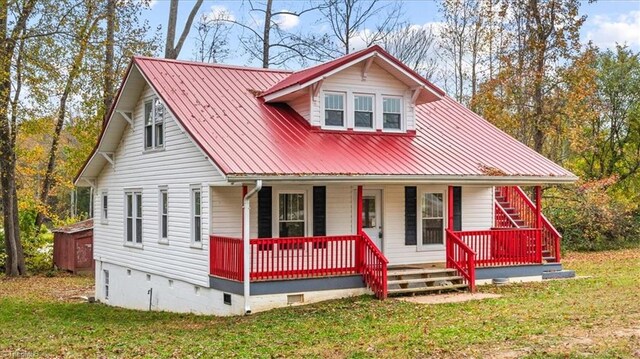 view of front of property with a front yard and covered porch