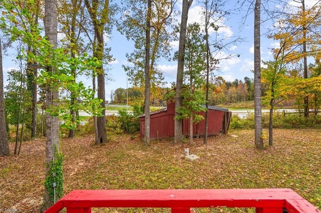view of yard featuring an outbuilding