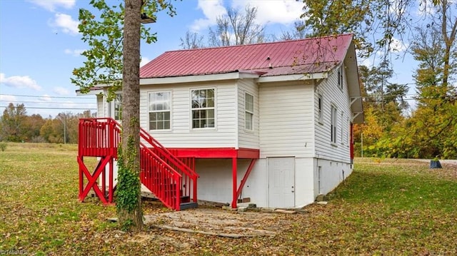 back of house featuring a lawn