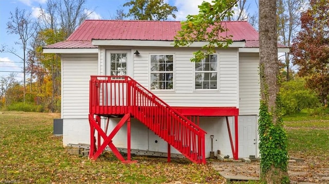 exterior space featuring a lawn