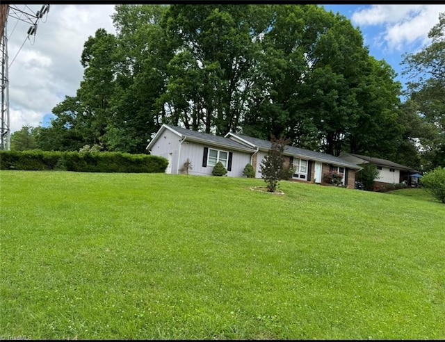 567 Townsend St, North Wilkesboro, NC 28659 - view of front facade featuring a front yard