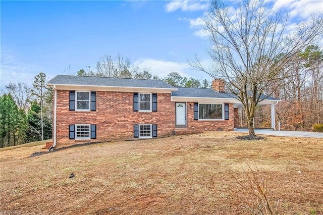 tri-level home featuring a front lawn