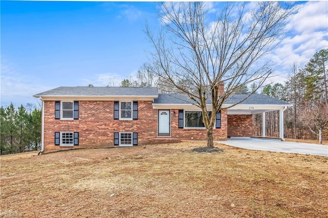 view of front of house featuring a carport and a front yard