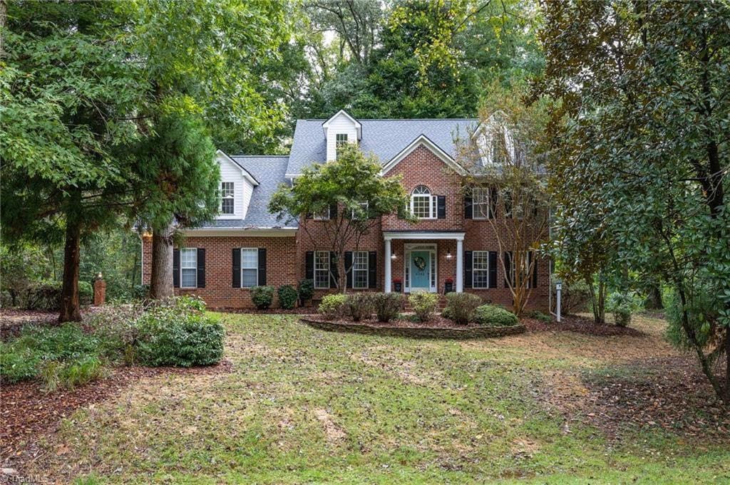 view of front of house with a front yard