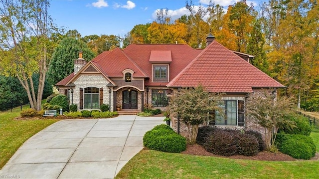 view of front of home featuring a front lawn