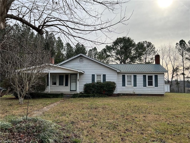 view of front of property featuring a front lawn