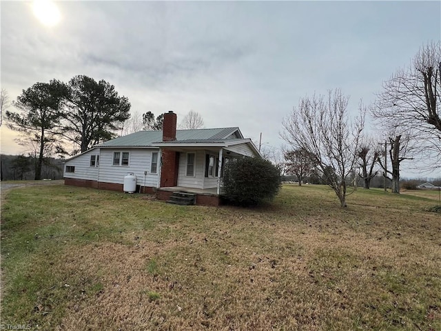 view of front of house featuring a front lawn