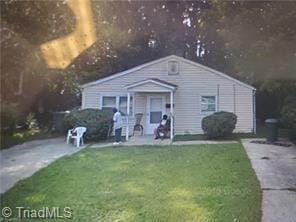 view of front of property featuring a front lawn