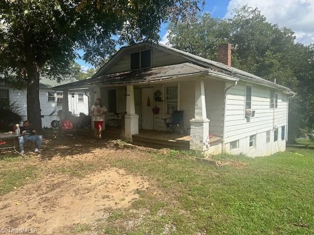 view of front facade featuring a front lawn and a porch