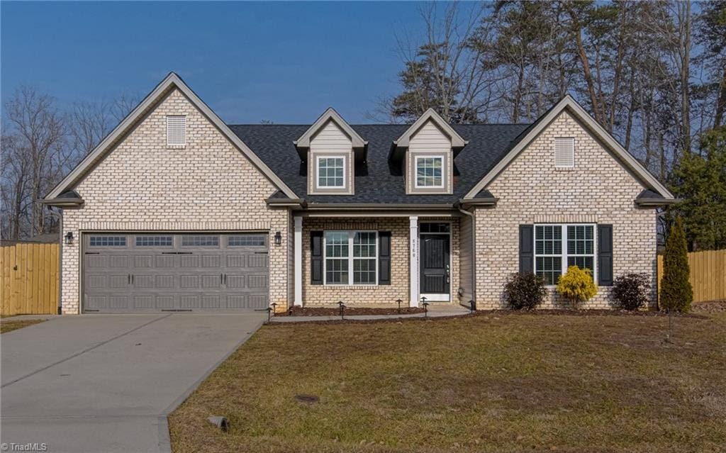 view of front facade featuring a garage and a front yard