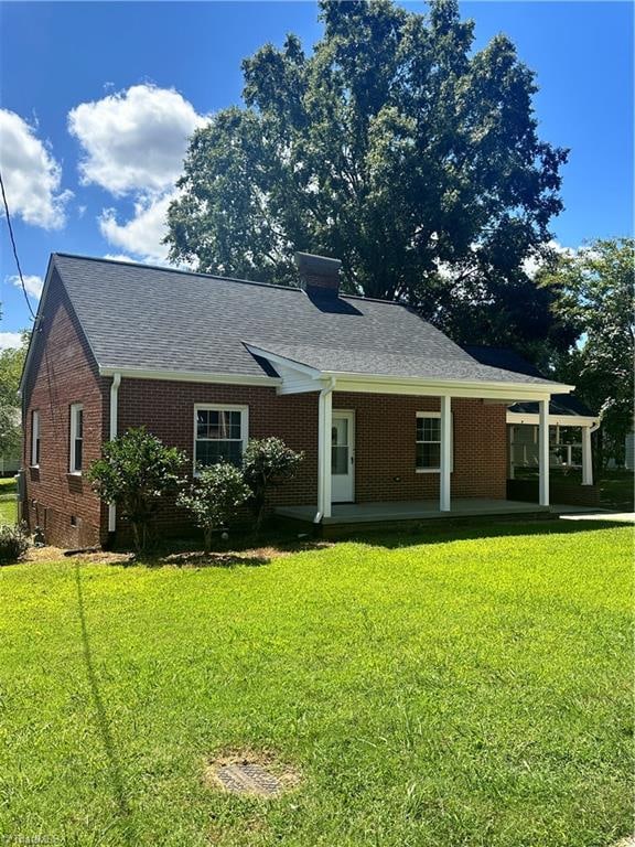 view of front facade featuring a front yard