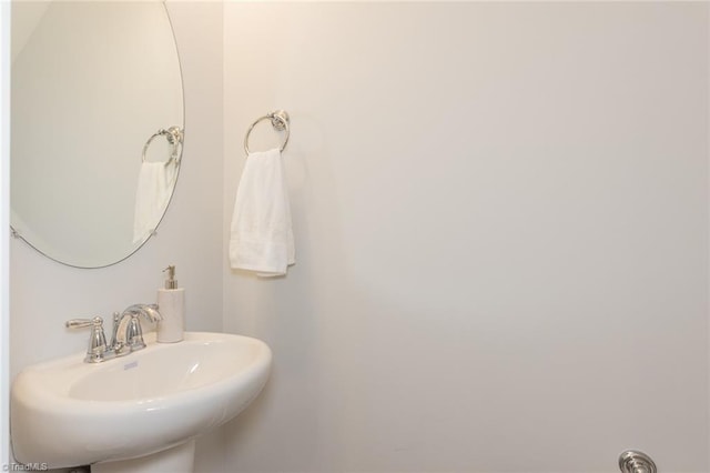 bathroom featuring a sink