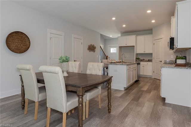 dining space with light wood-style floors, recessed lighting, and baseboards