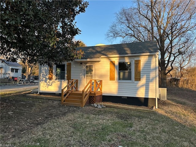 view of front of property with a shingled roof, crawl space, and a front yard