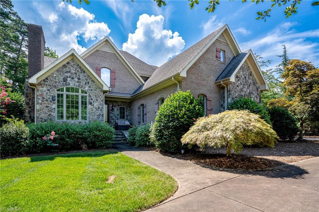 view of front of property featuring a front yard