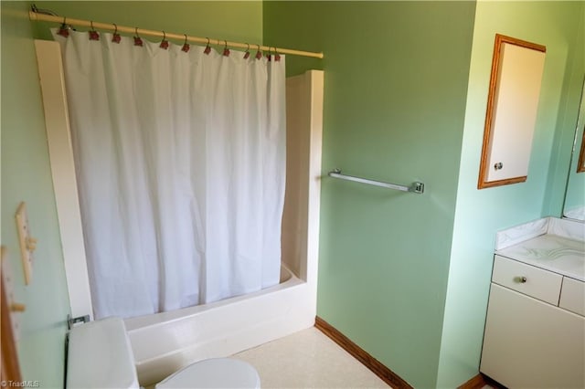 full bath featuring shower / tub combo, baseboards, vanity, and toilet