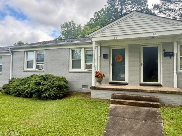 1500 Brent Ct Unit 9-B, Burlington, NC 27215 - view of front of house with brick siding, a front yard, a porch, and cooling unit