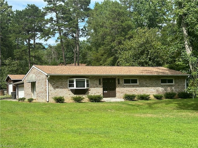 single story home featuring a front lawn