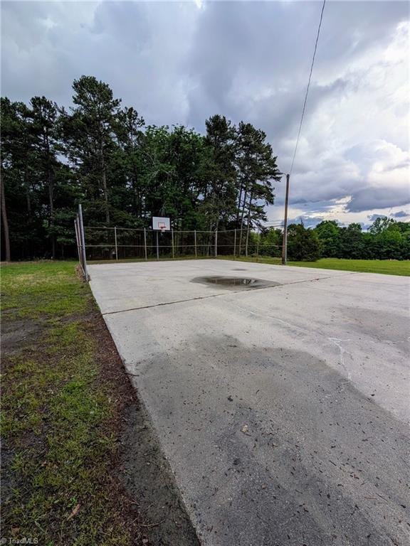 2102 Castlerock Rd, Greensboro, NC 27406 - view of home's community featuring community basketball court