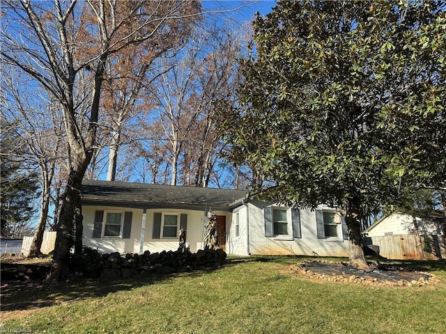 view of front of house featuring a front lawn