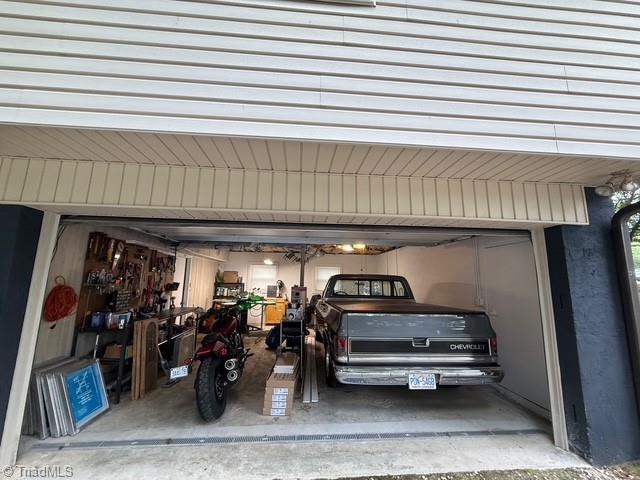 7098 E Fork Rd, High Point, NC 27265 - view of garage