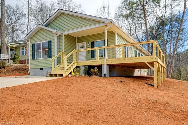 view of front of house featuring a porch and crawl space