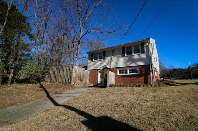 view of front facade with a front lawn