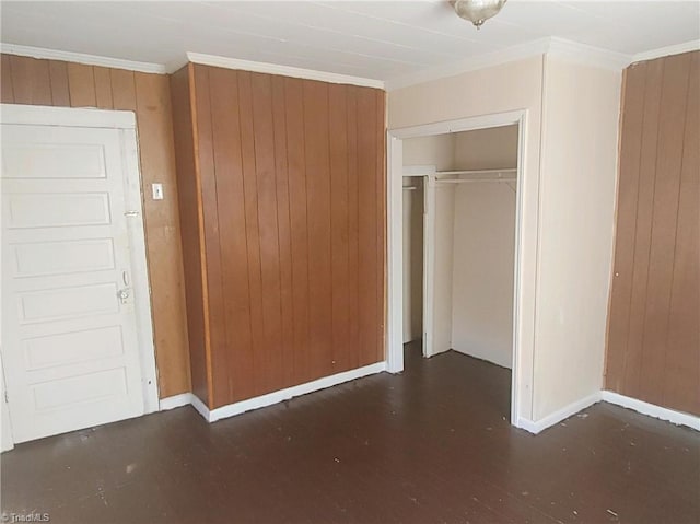 unfurnished bedroom featuring a closet