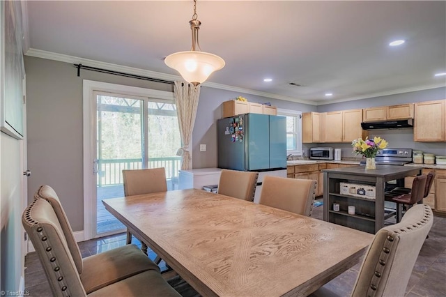 dining area featuring baseboards, ornamental molding, and recessed lighting