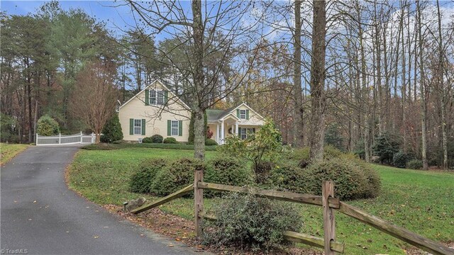 view of front of house featuring a front yard