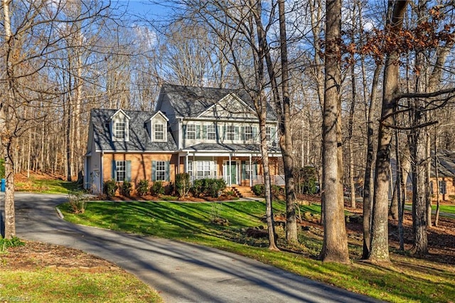 colonial inspired home featuring a front lawn