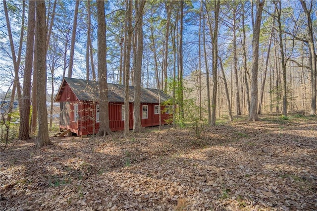 view of yard featuring an outdoor structure