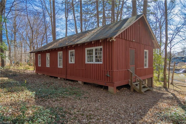 view of outdoor structure with an outbuilding