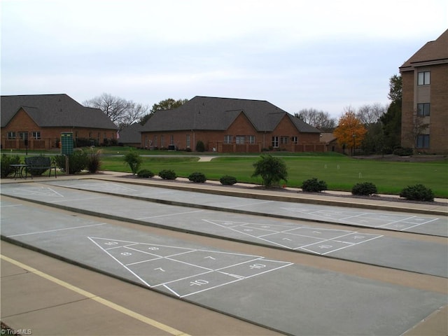 view of property's community featuring a lawn