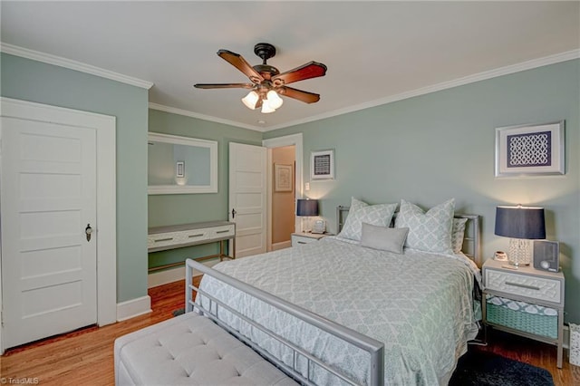 bedroom with light wood-style flooring, crown molding, baseboards, and ceiling fan