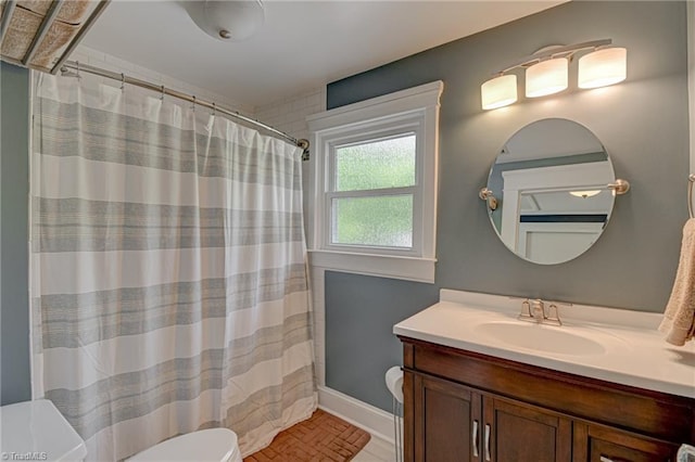 full bath with toilet, vanity, a shower with curtain, and baseboards