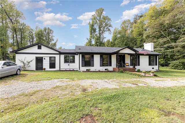 ranch-style house featuring a front yard