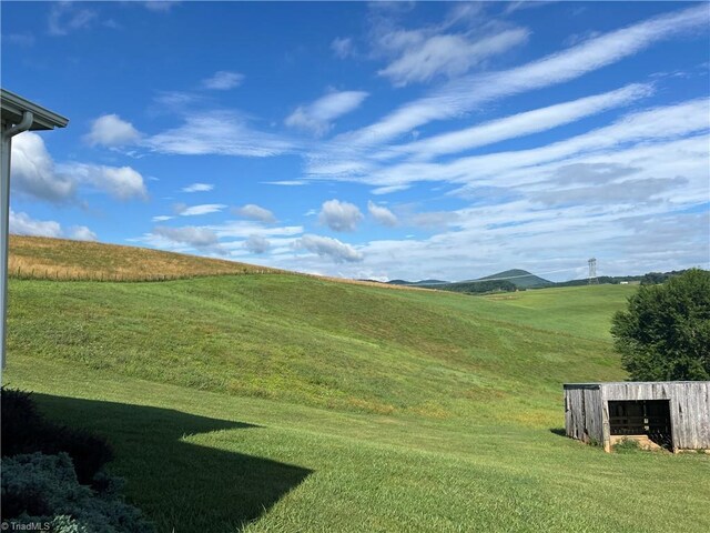 view of yard featuring a rural view