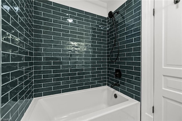 bathroom with tiled shower / bath