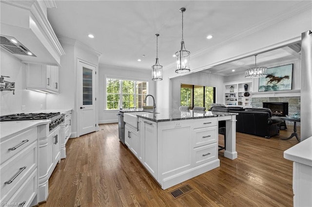 7604 Pemberley Dr, Oak Ridge, NC 27310 - kitchen featuring crown molding, custom range hood, dark wood finished floors, white cabinetry, and recessed lighting