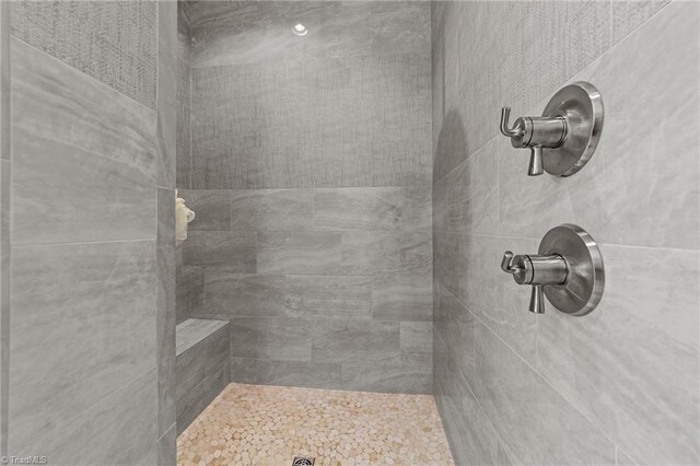 7604 Pemberley Dr, Oak Ridge, NC 27310 - bathroom featuring tiled shower