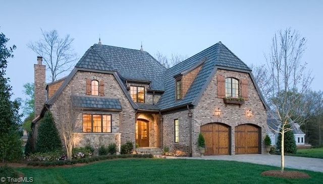 view of front of property featuring a front lawn