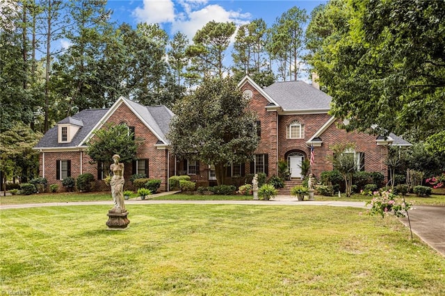 view of front of property featuring a front yard