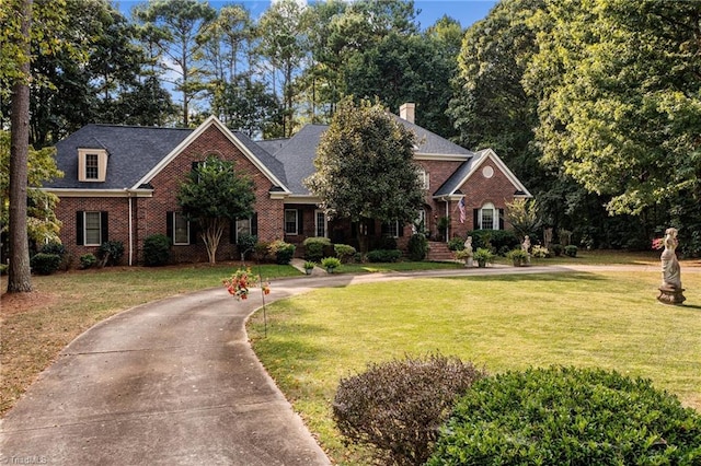 view of front of property featuring a front yard