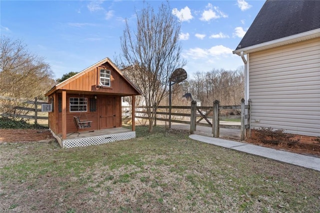 view of yard featuring an outdoor structure