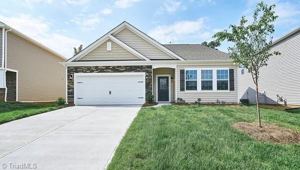 view of front facade featuring a garage and a front yard