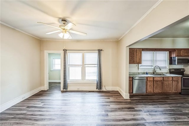 kitchen with a sink, crown molding, stainless steel appliances, a ceiling fan, and dark wood-style flooring