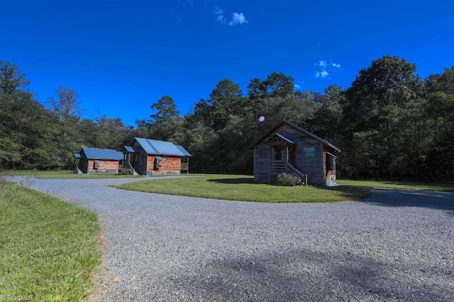 view of front facade featuring a front yard