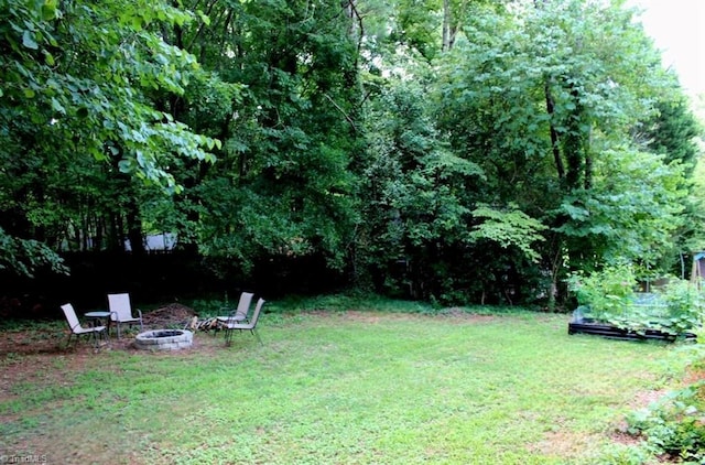 view of yard featuring an outdoor fire pit