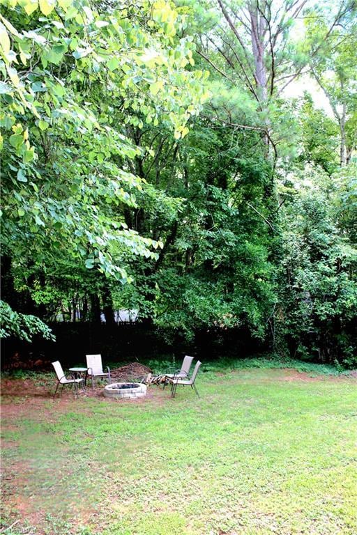 view of yard featuring a fire pit